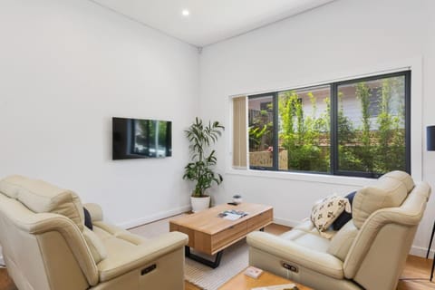 Avenue Escape - Contemporary Living at Corrimal House in Wollongong