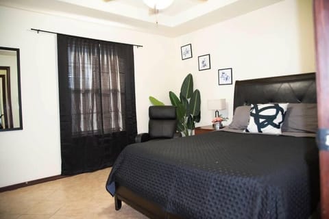 1 Min to University UTRGV 2BD 2BT town suite Condominio in Edinburg