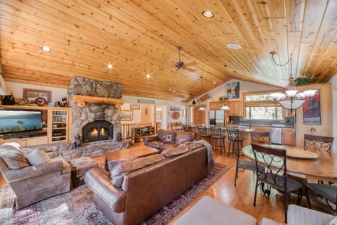 Fawn View- Spacious 5 BR Hot Tub- Pool Table-Short Drive to Northstar House in Tahoe Vista