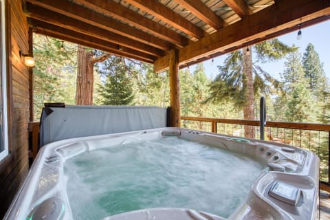 Fawn View- Spacious 5 BR Hot Tub- Pool Table-Short Drive to Northstar House in Tahoe Vista