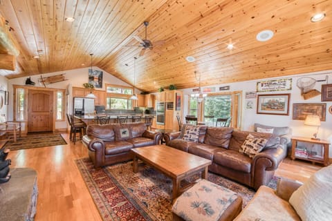 Fawn View- Spacious 5 BR Hot Tub- Pool Table-Short Drive to Northstar House in Tahoe Vista