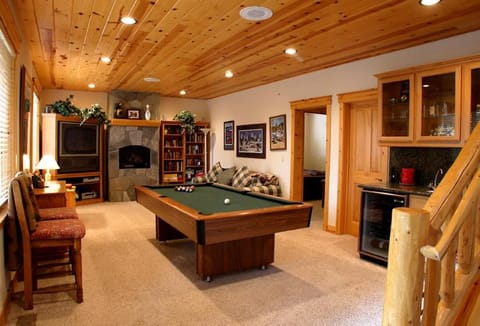 Fawn View- Spacious 5 BR Hot Tub- Pool Table-Short Drive to Northstar Maison in Tahoe Vista