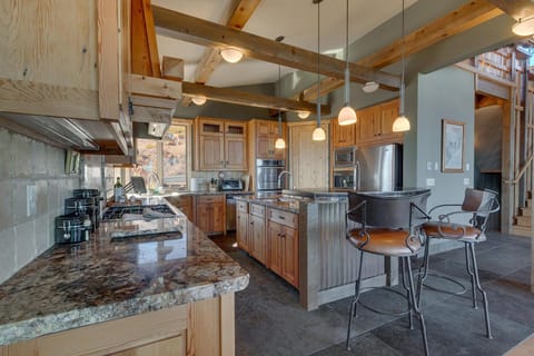 Grand Vista Lodge - 5 BR with Stunning Views, Pool Table, Private Hot Tub & HOA Pool! Haus in Truckee