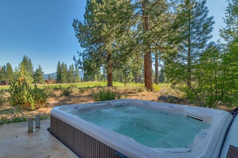 Highland Estate at Old Greenwood - Large, Luxury, Private Hot Tub & Amenity Access Haus in Truckee
