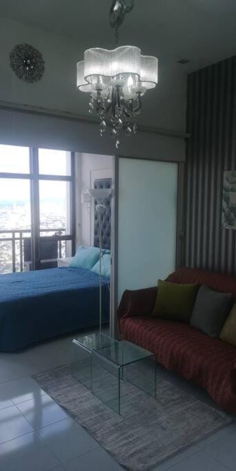Penthouse at Poblacion - 200Mbs net - Awesome view Condo in Mandaluyong