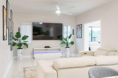 New Miami & Calle Ocho Home with Arcade! Condo in Coral Gables