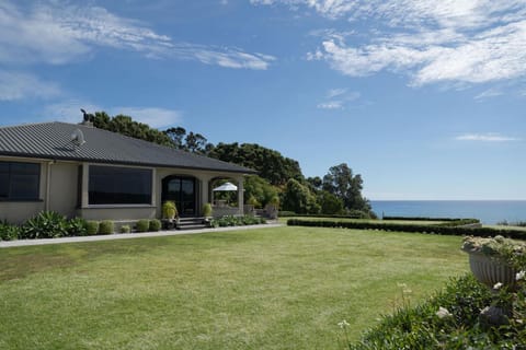 The Bungalow Sleeps 19 House in Taranaki, New Zealand