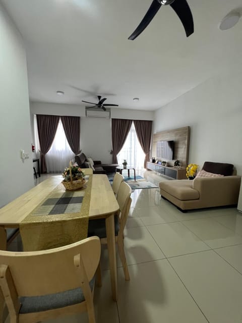 TV and multimedia, Living room, Seating area, Dining area, fireplace, air conditioner