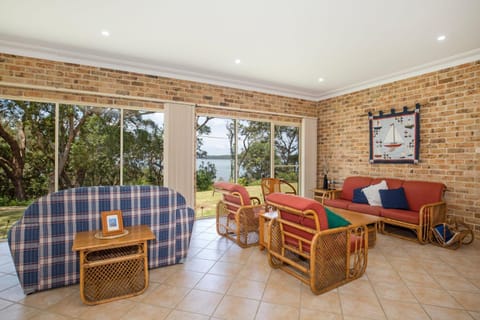 On The Lake - Pet Friendly Waterfront House in Culburra Beach