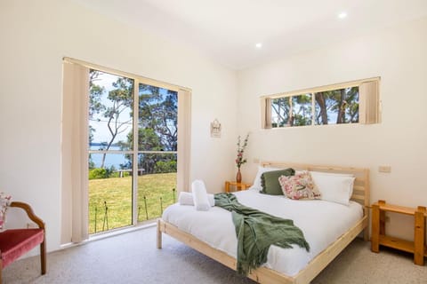 On The Lake - Pet Friendly Waterfront House in Culburra Beach