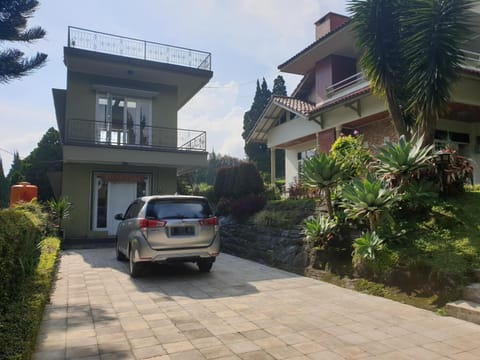 Villa Bougenvile Lembang Asri Casa in Parongpong