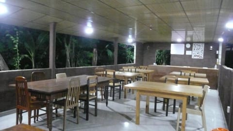 Restaurant/places to eat, Seating area