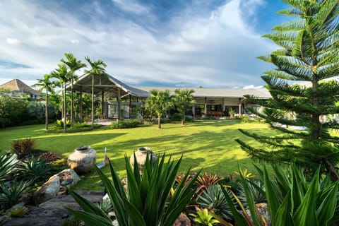 Property building, Day, Garden, Garden, Garden view