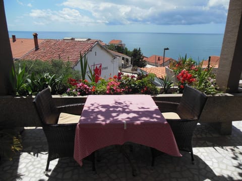 Facade/entrance, Garden, View (from property/room), Balcony/Terrace