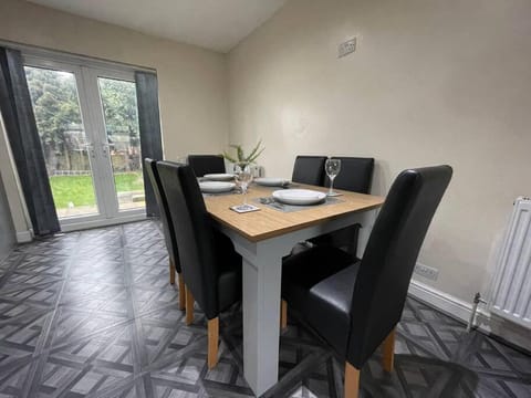 (S12) Bright 3 Bed Home With Free Parking Leeds House in Leeds