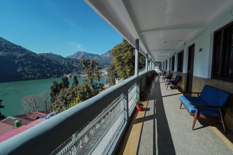 Day, Balcony/Terrace, Seating area, Lake view