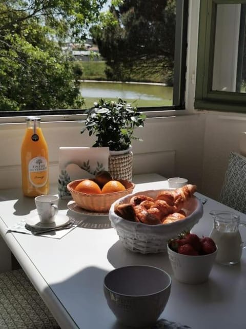 Food and drinks, Dining area, Breakfast