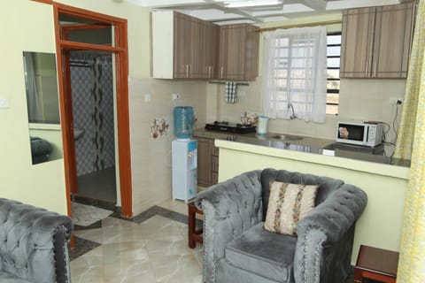 Kitchen or kitchenette, minibar, stove