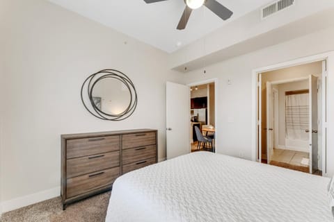 Beautiful 1br Apartment, Pool, Gym, Parking Cs Apartment in Dallas