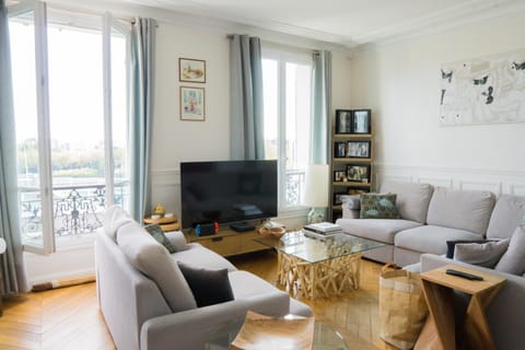 EXIGEHOME-Appartement cosy avec vue sur la tour Eiffel Apartment in Saint-Cloud