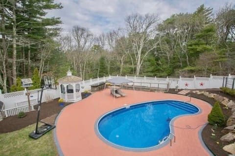 Stay On The Cape Vacation Rentals : Large Family Home With Pool Come Enjoy The Cape Maison in Centerville