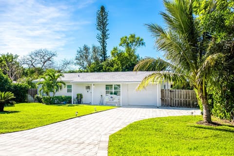 Property building, Day, Natural landscape, Garden, Garden view