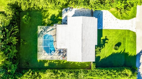 Property building, Day, Natural landscape, Bird's eye view, Garden, Garden view, Pool view, Swimming pool