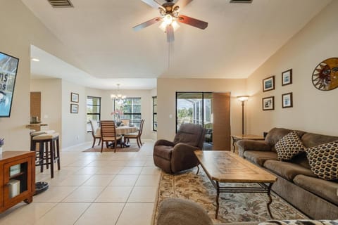 Newly Renovated, Gulf Access & Heated Pool - Villa Following the Sun - Roelens Vacations Casa in Cape Coral