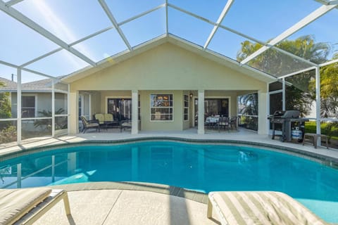 Newly Renovated, Gulf Access & Heated Pool - Villa Following the Sun - Roelens Vacations House in Cape Coral