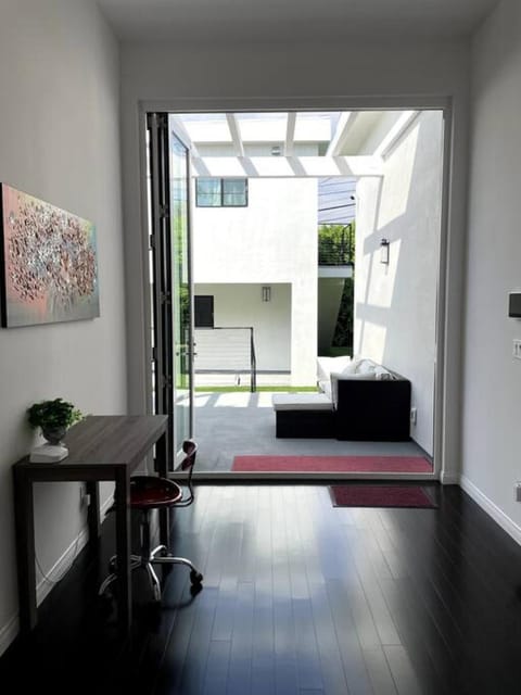 Breathtaking 3 BD Home in Melrose near Hollywood House in Beverly Hills
