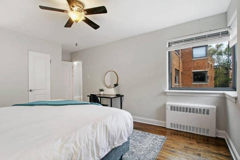 Roomy & Stylish 2BR Apt in Rogers Park - Sheridan N2 Condo in Rogers Park