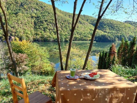 Day, Natural landscape, Food and drinks, Dining area, Food, Lake view, Mountain view