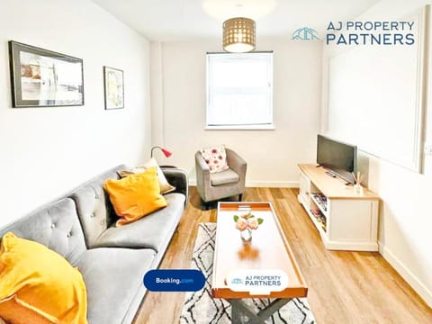 Exclusive Offer l Last-Minute Deal l AJ Properties l High Street Cheltenham l Parking l Ideal for Short or Long Stays - Town Centre Apartment, 4 Beds, 1 Bathroom Apartment in Cheltenham