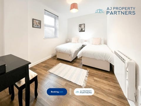 Exclusive Offer l Last-Minute Deal l AJ Properties l High Street Cheltenham l Parking l Ideal for Short or Long Stays - Town Centre Apartment, 4 Beds, 1 Bathroom Apartment in Cheltenham