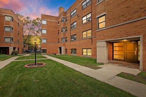 Bright & Roomy 1BR Chicago Apartment - Sheridan N1 Condo in Rogers Park