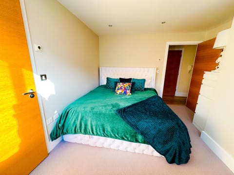 My Richmond London SUPER KING Size Bed Condo in Brentford