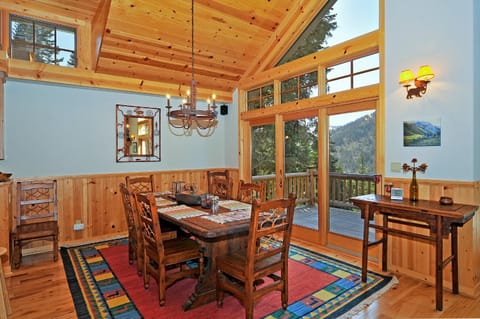 Sierra Crest at Palisades Tahoe - Secluded Luxury 5BR 5 BA w Wood Fireplace House in Palisades Tahoe (Olympic Valley)