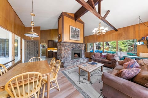 Starry Skies on the West Shore, Private Beach, Fireplace, Pet Friendly, Close to Ski Resorts House in Tahoe City