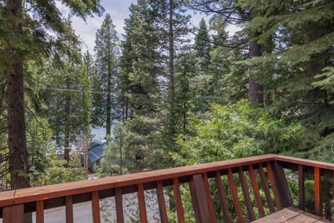 Starry Skies on the West Shore, Private Beach, Fireplace, Pet Friendly, Close to Ski Resorts Haus in Tahoe City