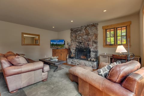 Summit Solitude at Palisade Tahoe - Charming 5BR w Foosball & Shuffleboard Table & Pet Friendly House in Palisades Tahoe (Olympic Valley)