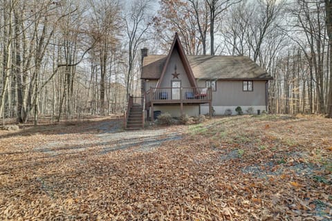 Peaceful Pocono Lake Cabin Walk to Pine Lake! House in Coolbaugh Township