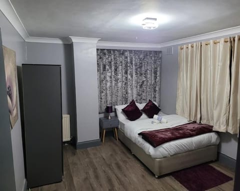 Sleek 2 bedroom flat-sleeps up to 5 guest Condo in Romford
