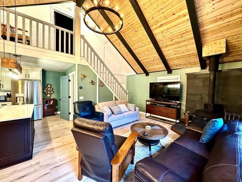 Beautiful 3BDR Home by Torch Lake Sandbar ➠ 11931 Casa in Torch Lake