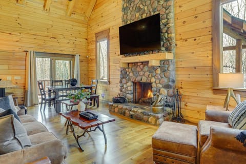 Rustic Laurelville Cabin with Private Hot Tub! Casa in Laurel Township