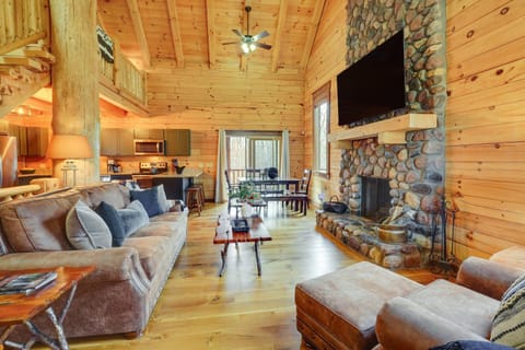 Rustic Laurelville Cabin with Private Hot Tub! Haus in Laurel Township