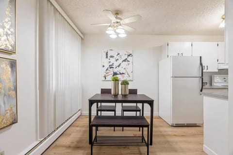 COZY 1BR Top Floor with Balcony Newly Renovated Copropriété in Fort McMurray