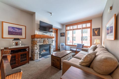 589- Village 1Bed 1Bath Condo with Pool Spa and Walk to Gondola Hotel in Mammoth Lakes