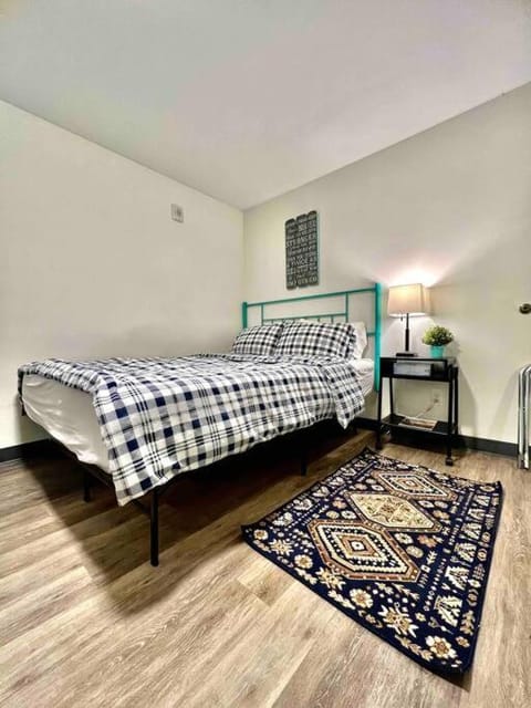 Private Room with Shared Bathroom 10 minutes walk to University of Washington Condo in University District