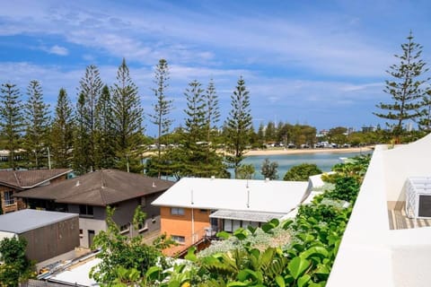 Brand New Stylish 3BR Gem in Burleigh Heads Maison in Palm Beach