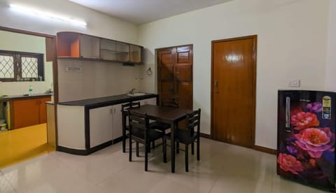 GKV Service Apartment Saligramam Alojamiento y desayuno in Chennai